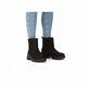 Schwarze Rieker Damen Kurzstiefel 71864-00 mit einem Reißverschluss. Schuh am Fuß.