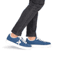 Blaue waschbare Rieker Herren Sneaker Low U1904-14 mit einer Schnürung. Schuh am Fuß.