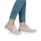 Metallische Rieker Damen Slipper L32P6-90 mit Deko-Reißverschluss sowie Gummizug. Schuh am Fuß.