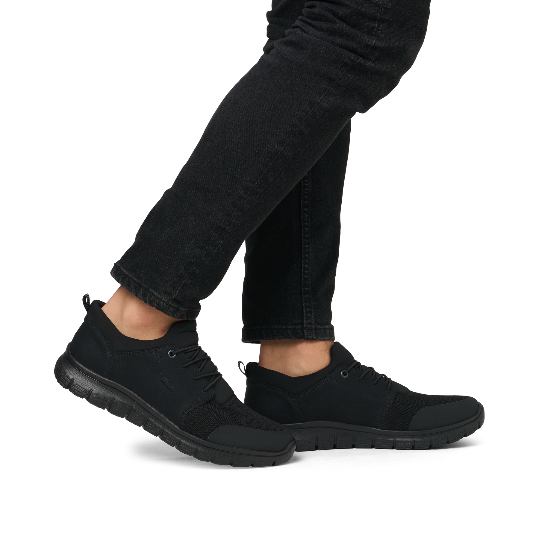 Schwarze Rieker Herren Slipper B6650-00 mit Gummizug sowie Komfortweite G 1/2. Schuh am Fuß.