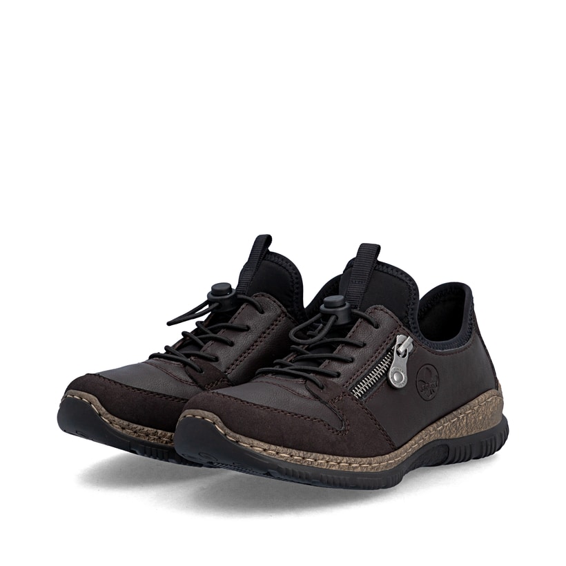 Dunkelbraune Rieker Damen Slipper N32G0-25 mit Deko-Reißverschluss. Schuhpaar seitlich schräg.