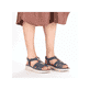 Blaue Rieker Damen Riemchensandalen V8549-10 mit Schmuckelementen sowie Gummizug. Schuh am Fuß.