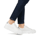 Weiße Rieker Damen Sneaker Low N59W1-80 mit einer Schnürung. Schuh am Fuß.