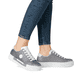 Silberne Rieker Damen Sneaker Low N49W1-91 mit einer Schnürung. Schuh am Fuß.