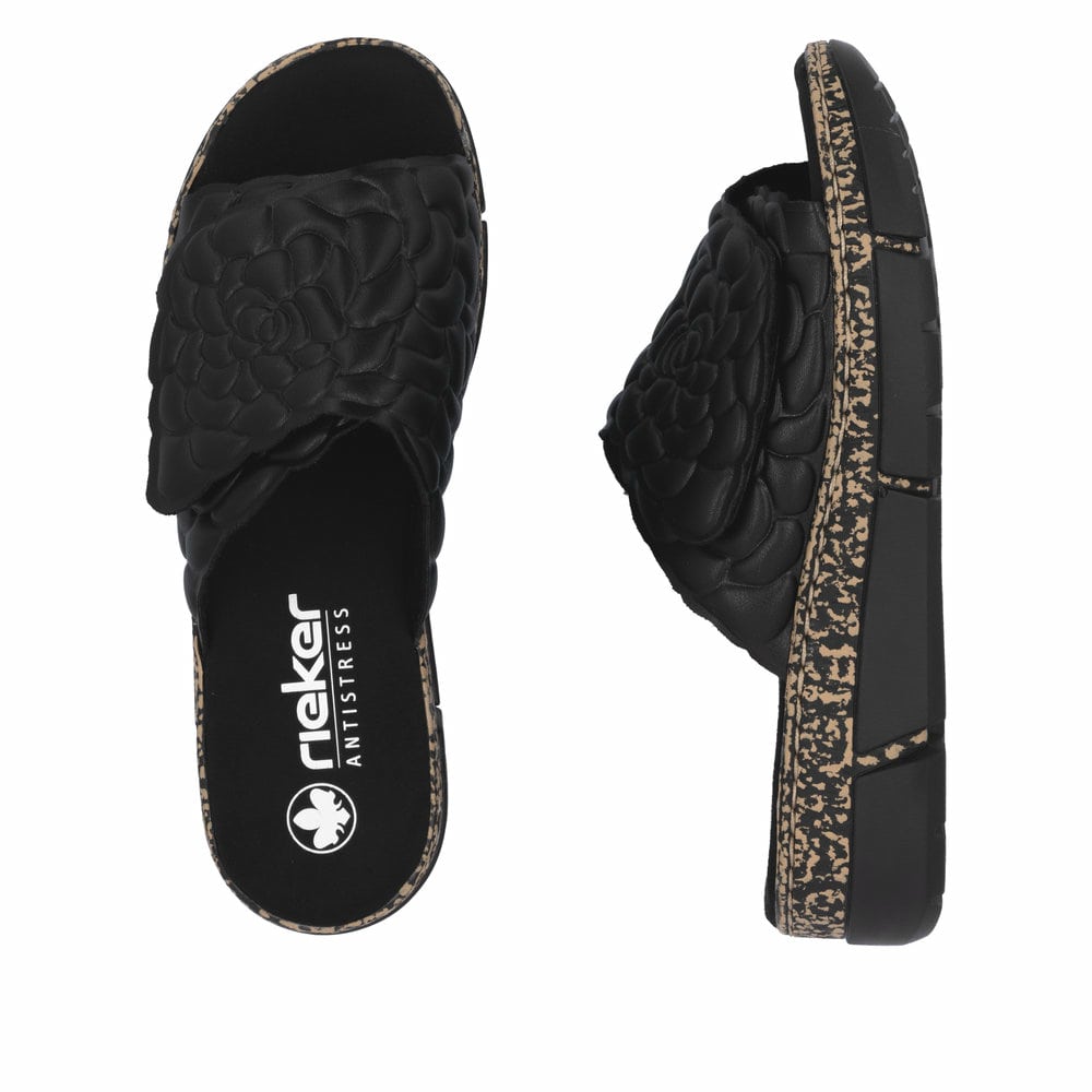 Schwarze Rieker Damen Pantoletten V2351-00 mit floralem Muster. Schuh von oben, liegend.