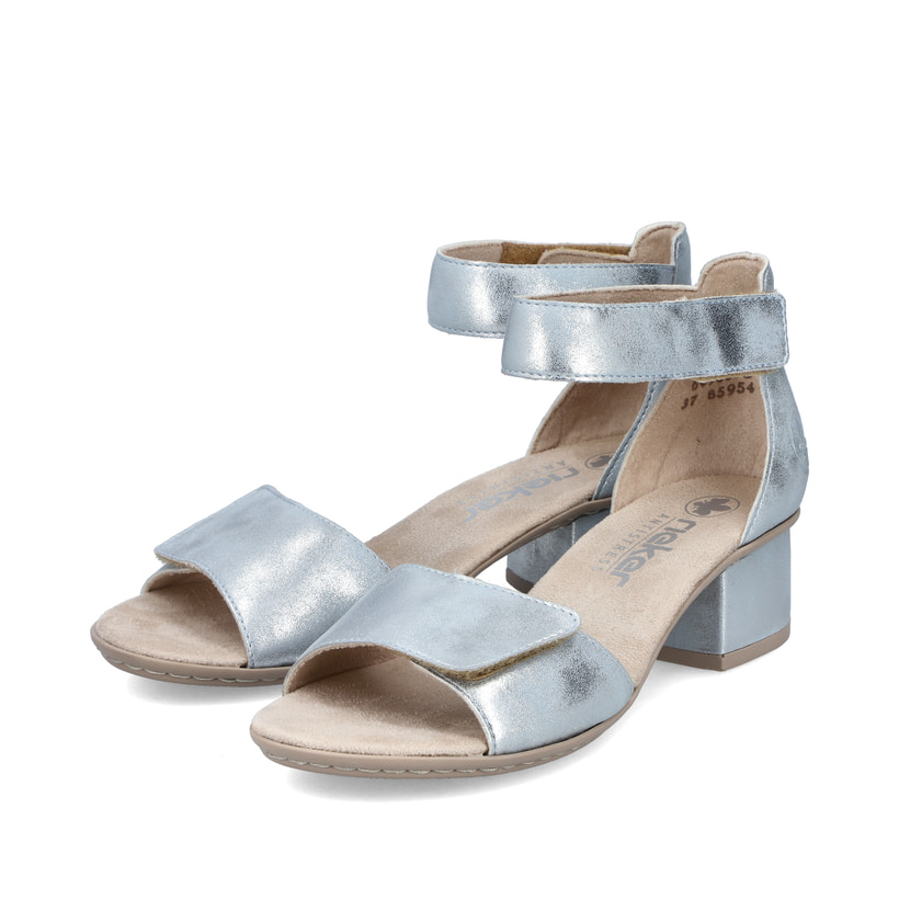 Blaue Rieker Riemchensandaletten 64960-12 mit einem Klettverschluss. Schuhpaar seitlich schräg.