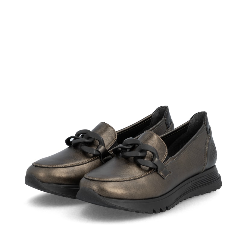 Braune Rieker Damen Loafer 49051-25 aus Glattleder mit Deko-Kette sowie Gummizug. Schuhpaar seitlich schräg.