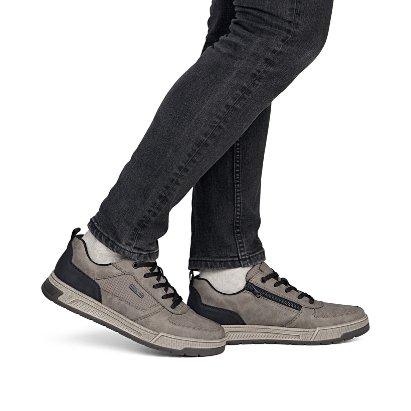 Graue Rieker Herren Sneaker Low 36000-64 mit wasserabweisender RiekerTEX-Membran. Schuh am Fuß.
