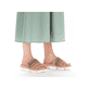 Mehrfarbige vegane Rieker Damen Pantoletten V2369-90 mit schmaler Passform E 1/2. Schuh am Fuß.