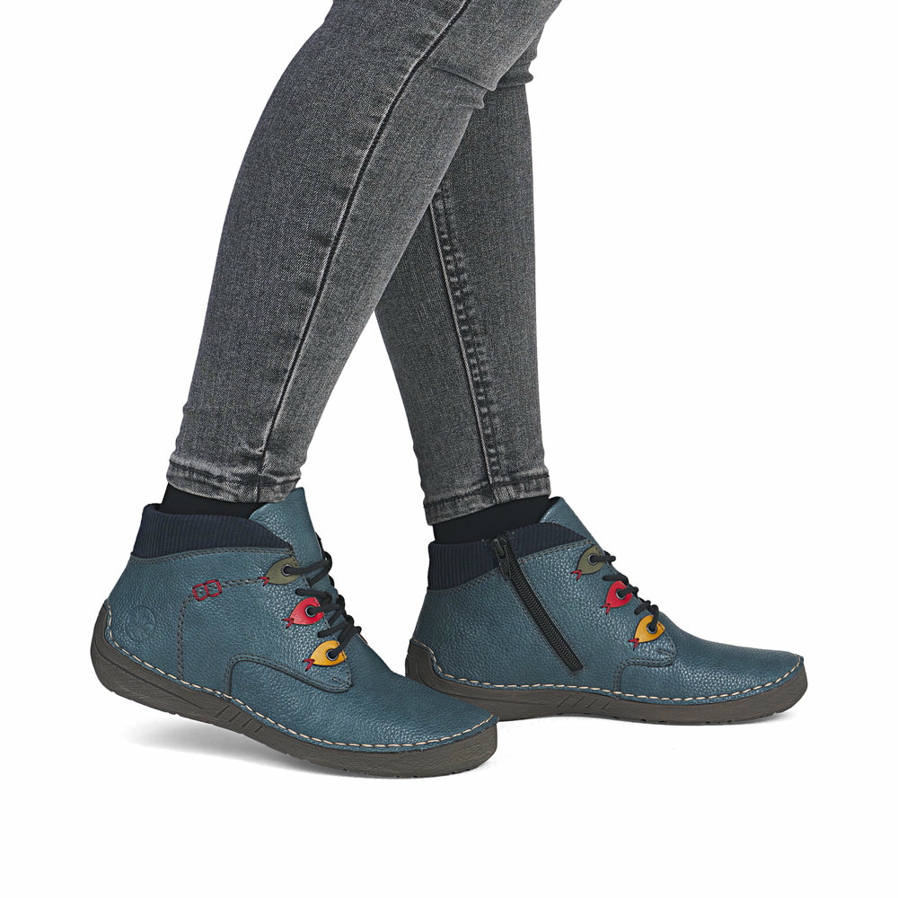 Blaue Rieker Damen Kurzstiefel 52544-14 mit einem Reißverschluss. Schuh am Fuß.