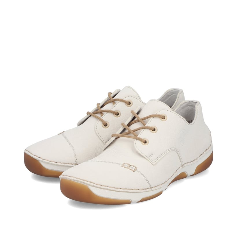 Weiße Rieker Damen Schnürschuhe 55920-80 mit modernen Ziernähten. Schuhpaar seitlich schräg.