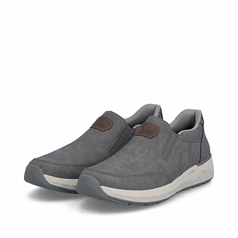 Graue Rieker Herren Slipper 11550-42 mit einem Gummizug sowie der Extraweite H. Schuhpaar seitlich schräg.