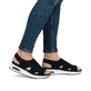 Schwarze Rieker Damen Riemchensandalen 65662-00 mit Rieker Air Sohlenfenster. Schuh am Fuß.