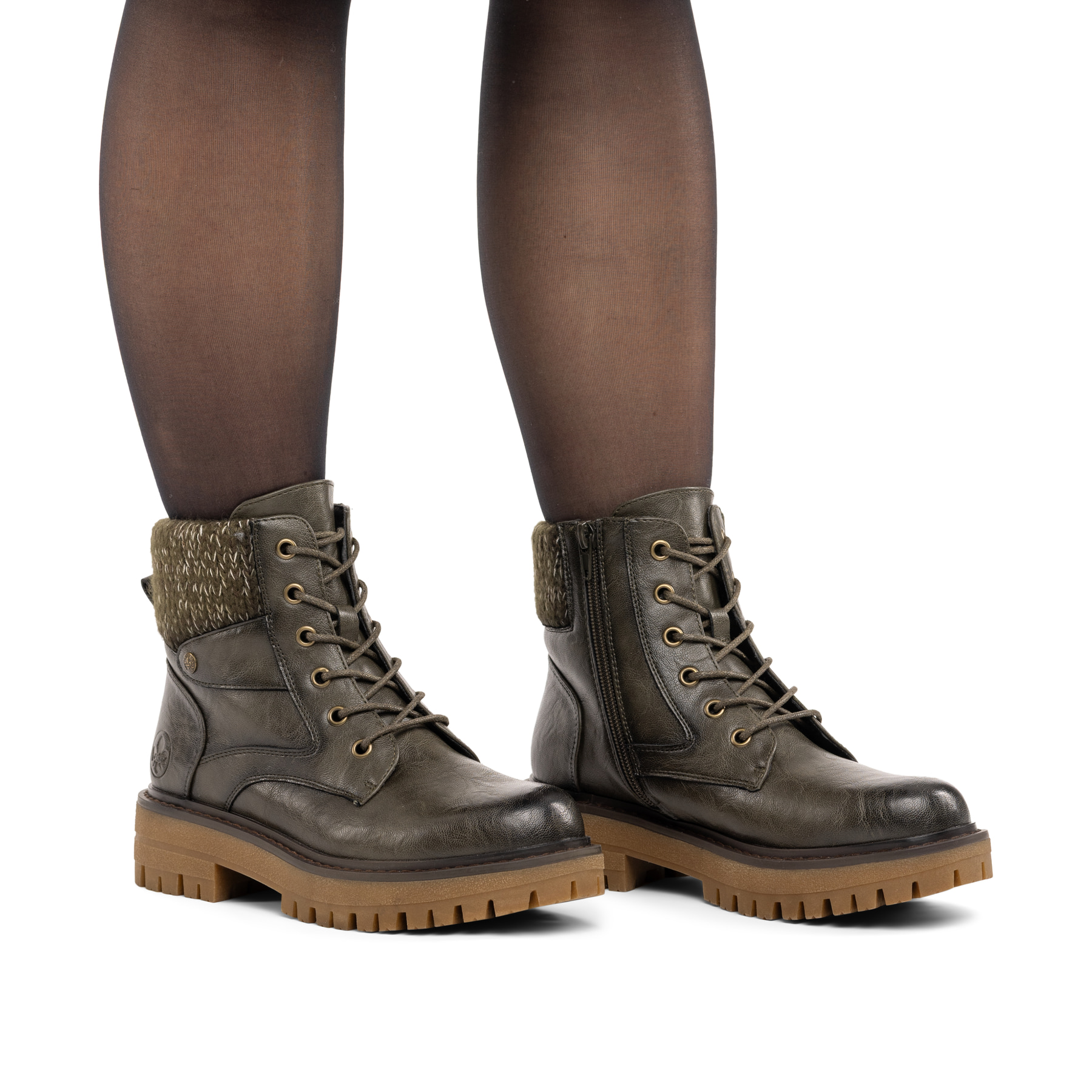 Dunkelgrüne Rieker Damen Schnürstiefel 92920-54 mit einem Reißverschluss. Schuh am Fuß.