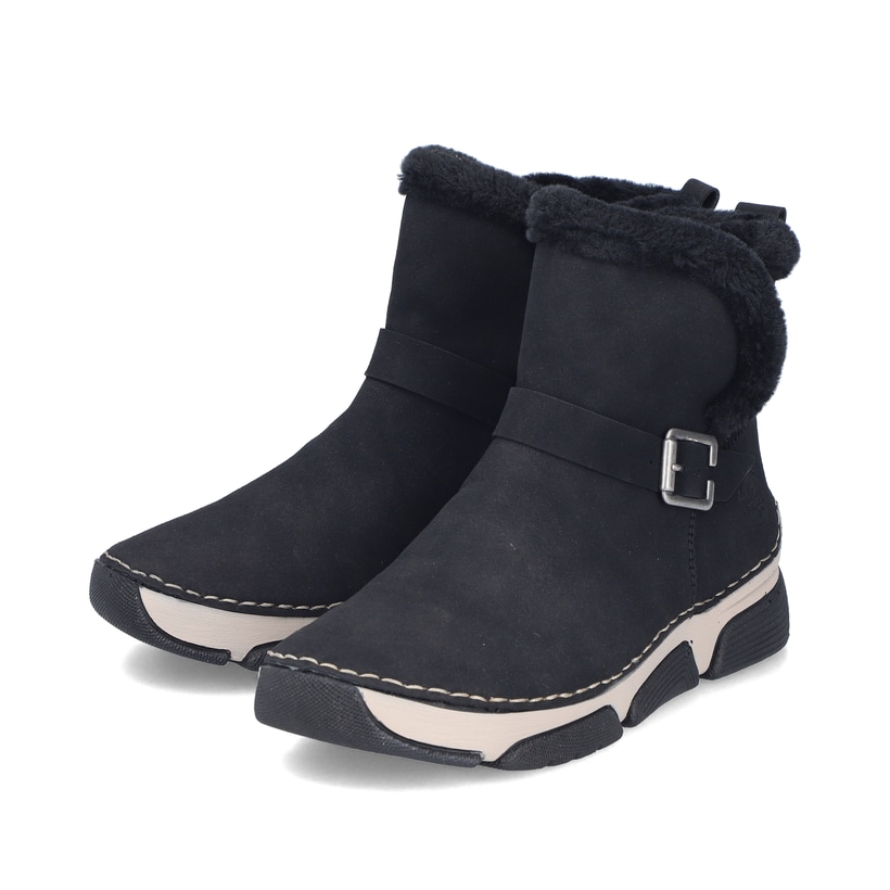 Schwarze Rieker Damen Kurzstiefel 45966-01 mit trendiger Schnalle. Schuhpaar seitlich schräg.