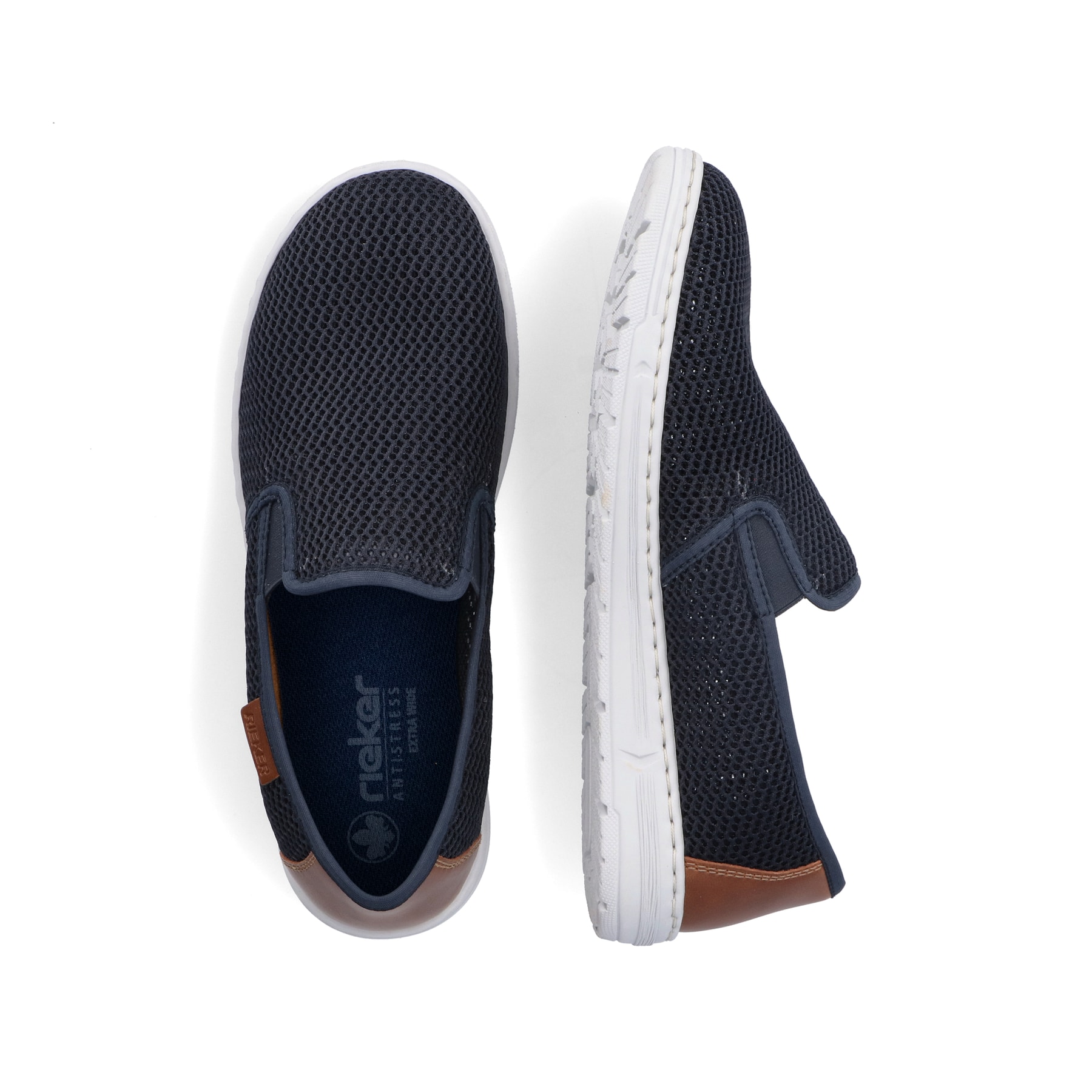 Blaue Rieker Herren Slipper 08676-14 mit einem Gummizug sowie der Extraweite H. Schuh von oben, liegend.