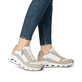 Weiße Rieker Damen Sneaker Low N5204-80 mit Reißverschluss sowie flexibler Sohle. Schuh am Fuß.