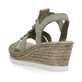 Grüne Rieker Keilsandaletten 619B2-52 mit Schmuckelementen sowie einem Gummizug. Schuh von hinten.