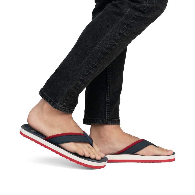 Blaue Rieker Herren Zehentrenner 20151-14 mit der Komfortweite G. Schuh am Fuß.