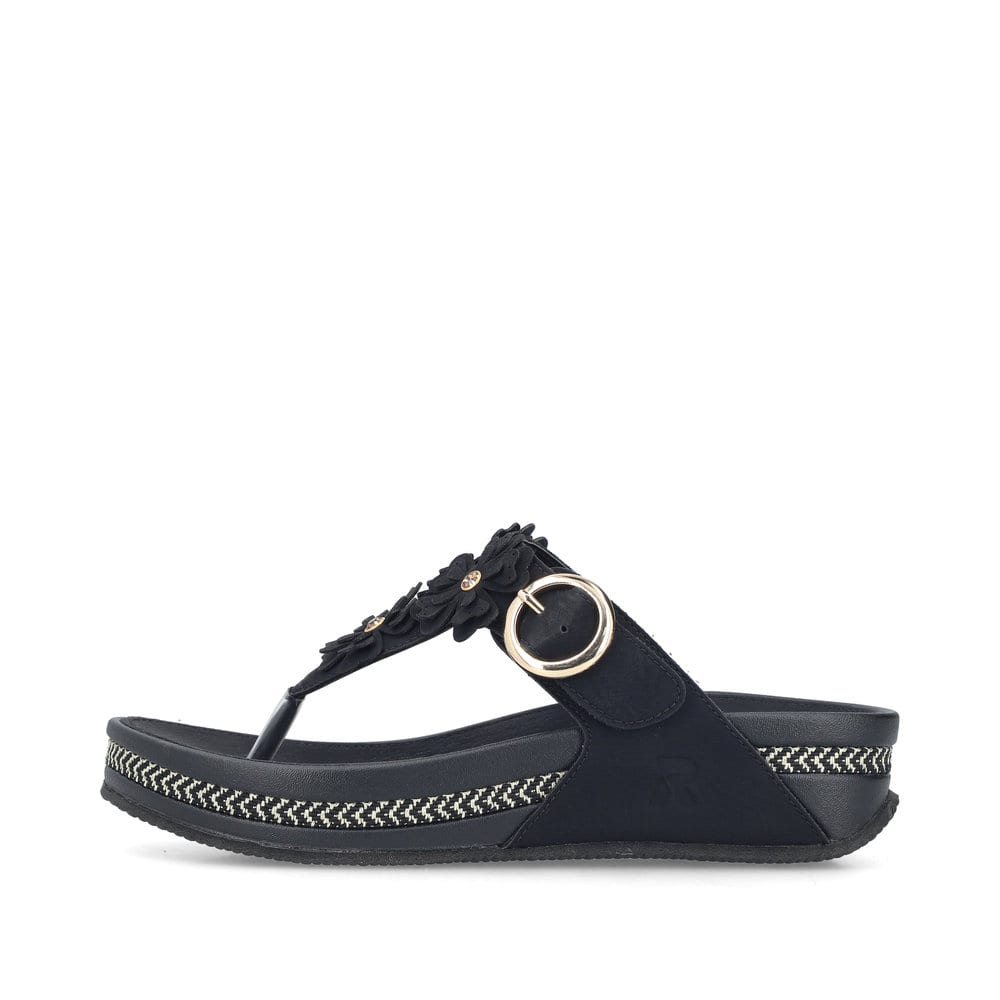 Schwarze vegane Rieker Damen Zehentrenner V1466-00 mit dekorativer Blume. Schuh Außenseite.