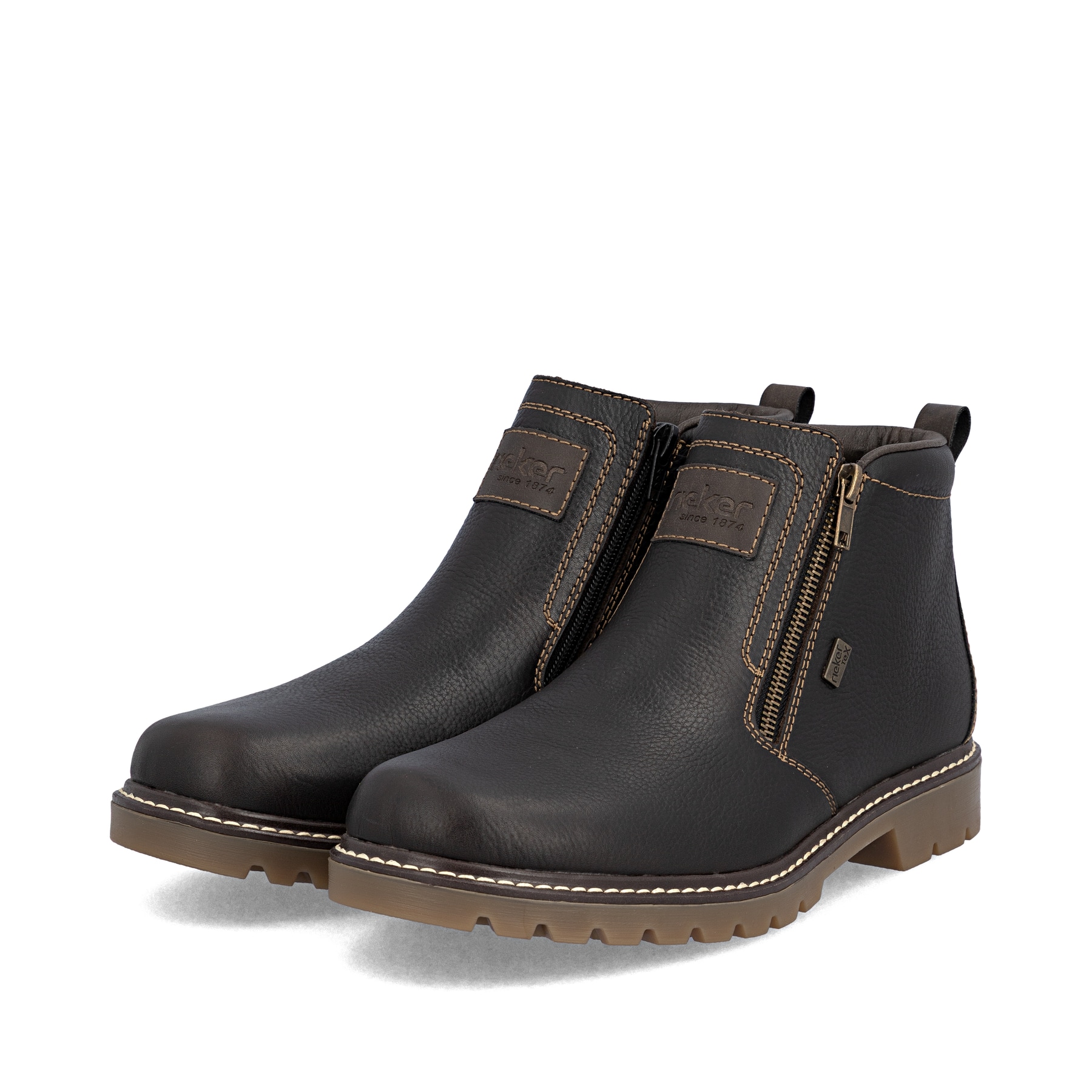 Dunkelbraune Rieker Herren Kurzstiefel 39871-25 aus Glattleder. Schuhpaar seitlich schräg.