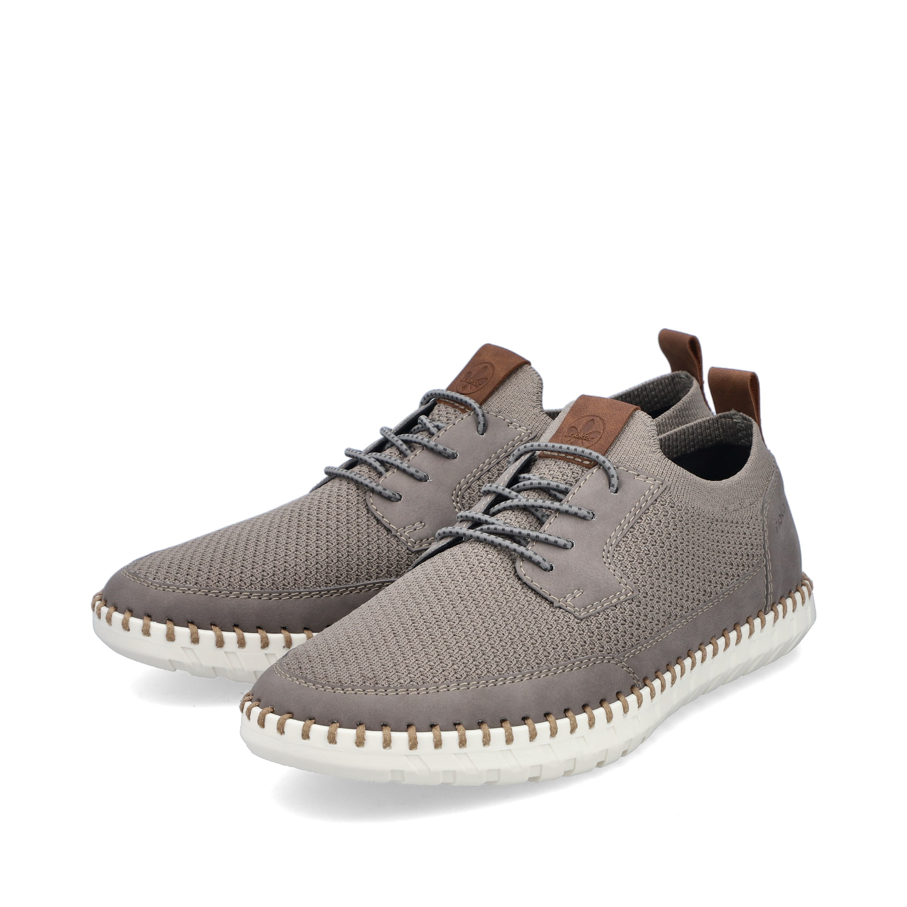 Beige Rieker Herren Slipper B2953-64 mit einem Gummizug sowie Komfortweite G 1/2. Schuhpaar seitlich schräg.