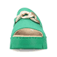 Grasgrüne Rieker Damen Pantoletten V1088-52 mit stilvoller Kette. Schuh von vorne.