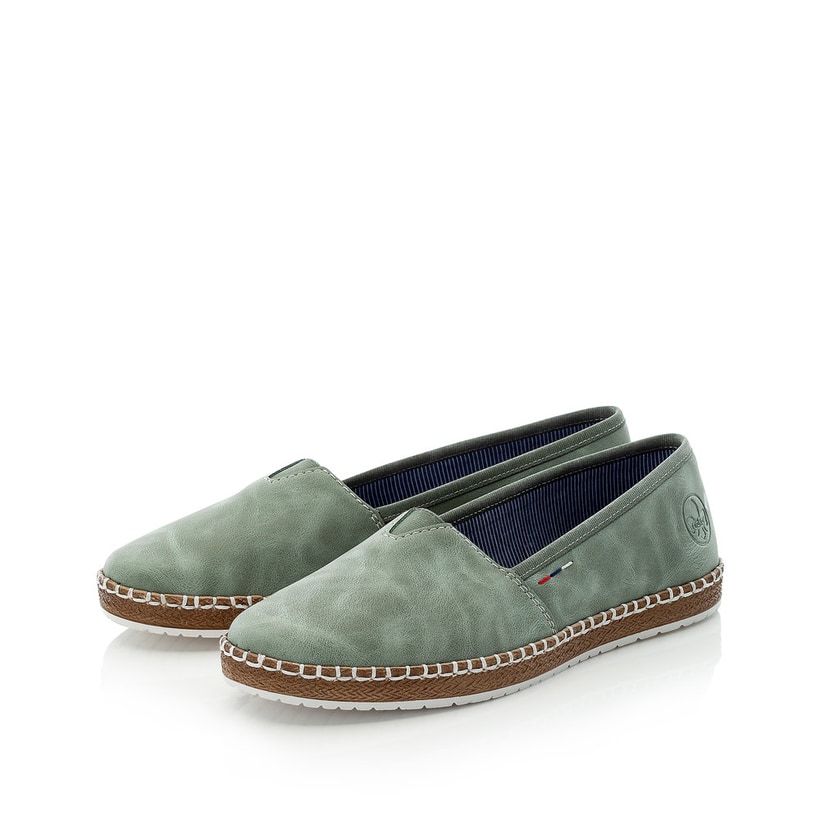 Grasgrüne Rieker Ballerinas M2270-53 mit Elastikeinsatz sowie weißen Ziernähten. Schuhpaar seitlich schräg.