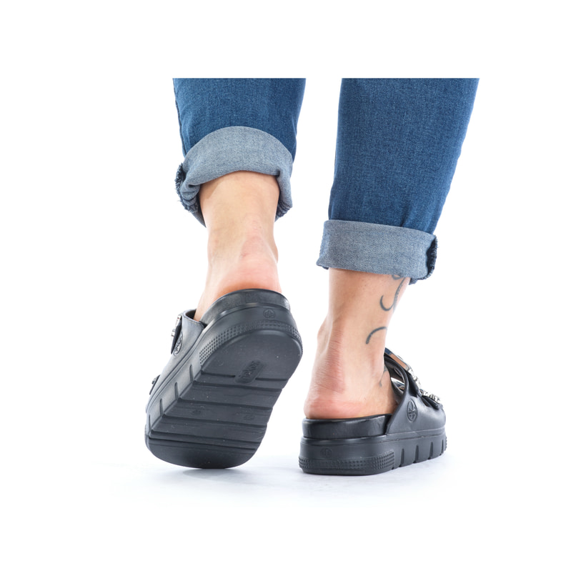 Schwarze Rieker Damen Pantoletten P2180-00 mit Schnallen sowie flexibler Sohle. Schuh am Fuß.