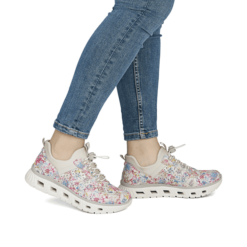 Mehrfarbige Rieker Damen Slipper M6081-90 mit floralem Muster sowie Gummizug. Schuh am Fuß.