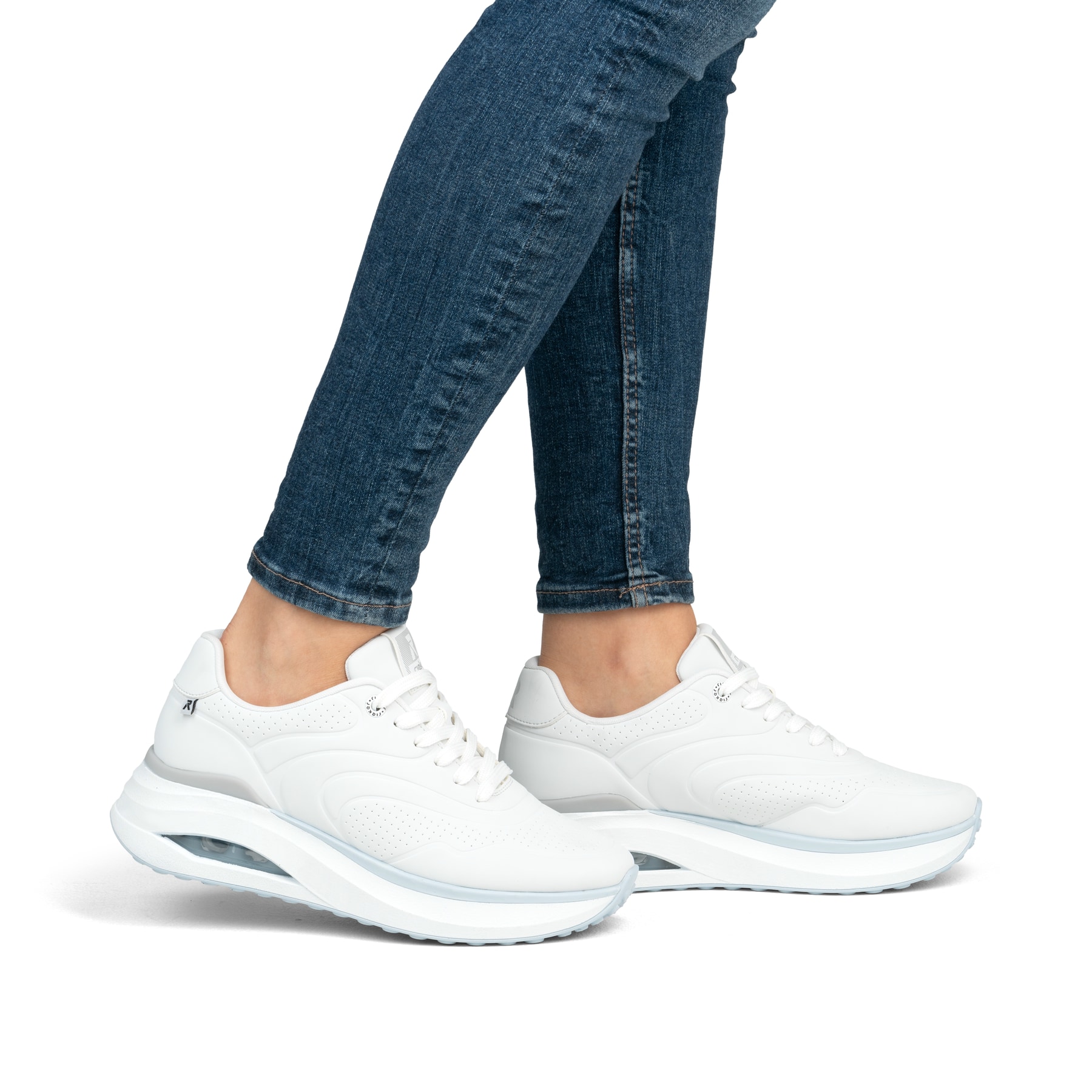 Weiße vegane Rieker Damen Sneaker Low W2700-80 mit einer Schnürung. Schuh am Fuß.