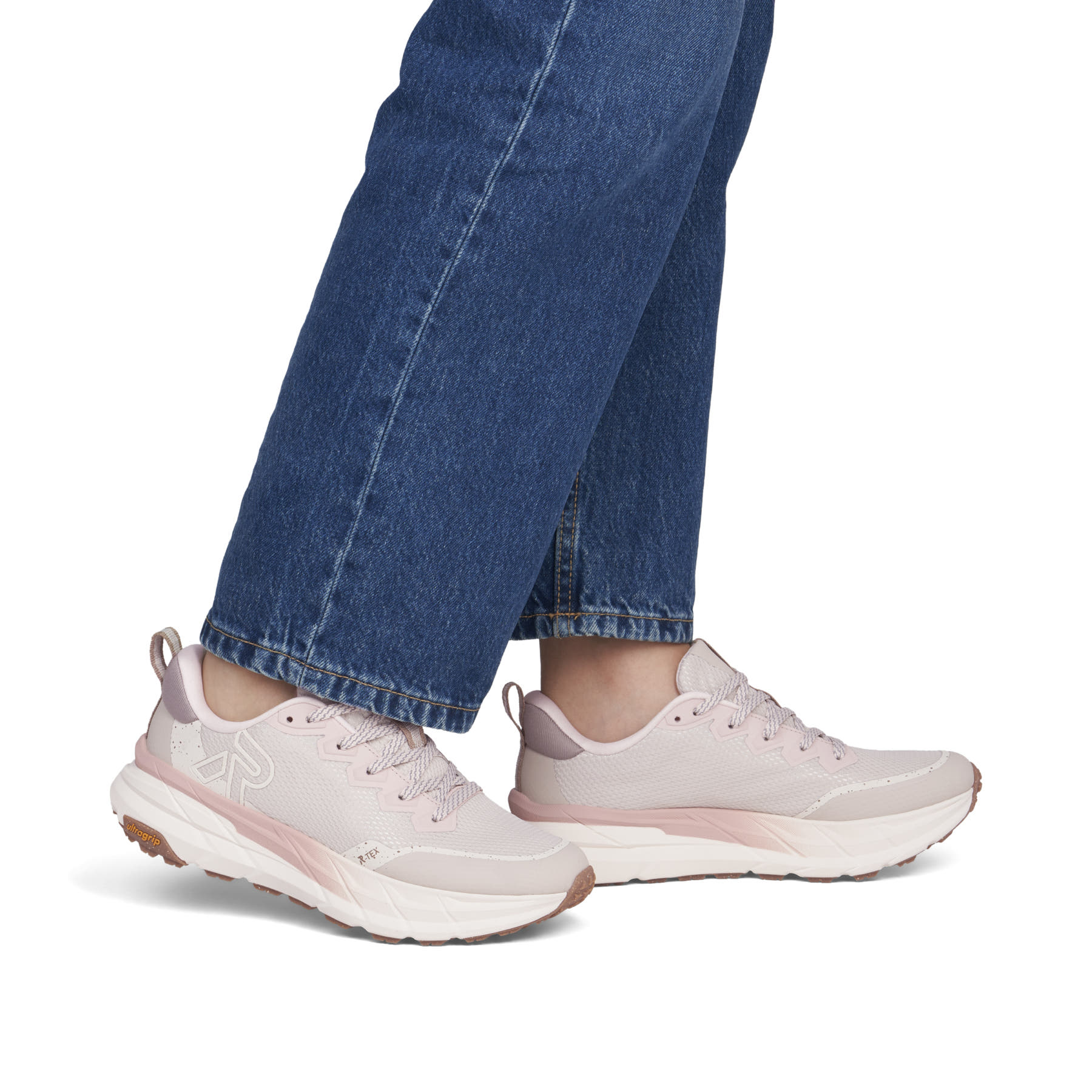 Beige Rieker Sport Damen Sneaker Low W4501-60. Schuh am Fuß.