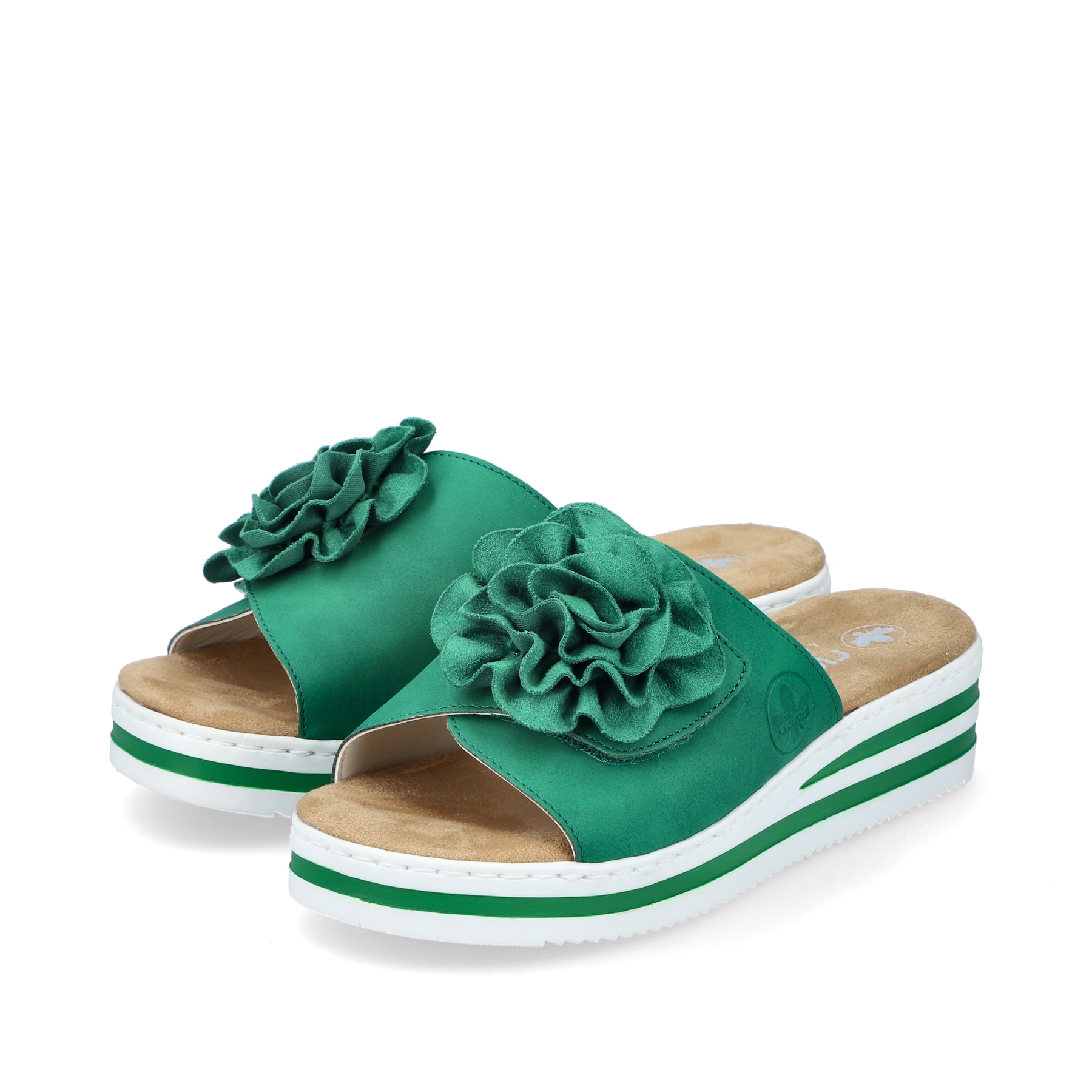 Grüne Rieker Damen Pantoletten V0252-52 mit dekorativer Blume. Schuhpaar seitlich schräg.
