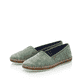 Grasgrüne Rieker Ballerinas M2270-53 mit Elastikeinsatz sowie weißen Ziernähten. Schuhpaar seitlich schräg.
