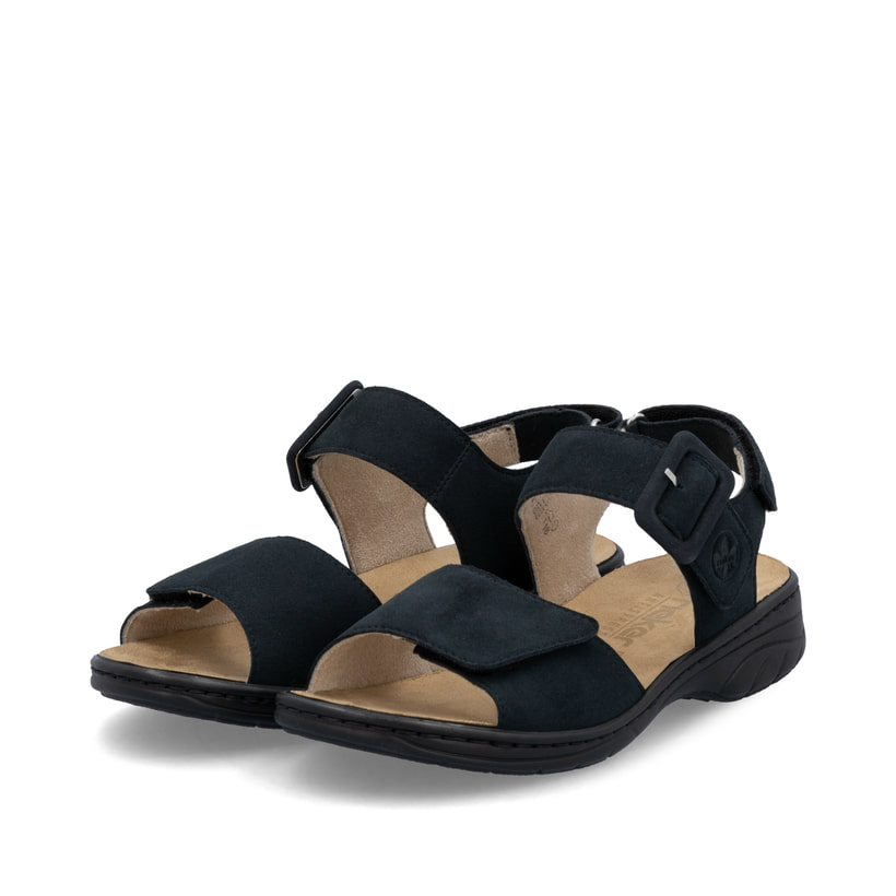 Blaue Rieker Damen Riemchensandalen 64588-14 mit trendigen Schnalle. Schuhpaar seitlich schräg.
