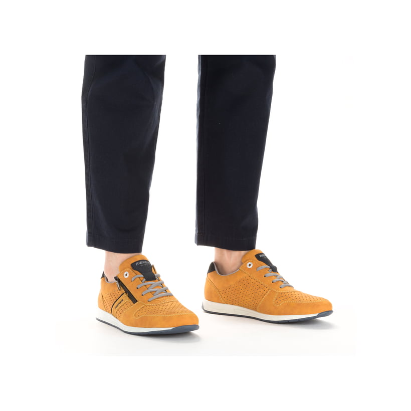 Gelbe Rieker Herren Schnürschuhe 11926-68 mit Reißverschluss sowie Löcheroptik. Schuh am Fuß.