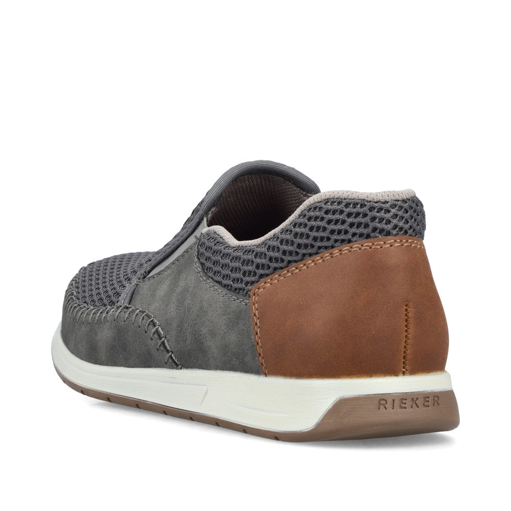 Mocassins Rieker gris homme 11954-45 avec coutures modernes élégantes. Chaussure vue de l'arrière.