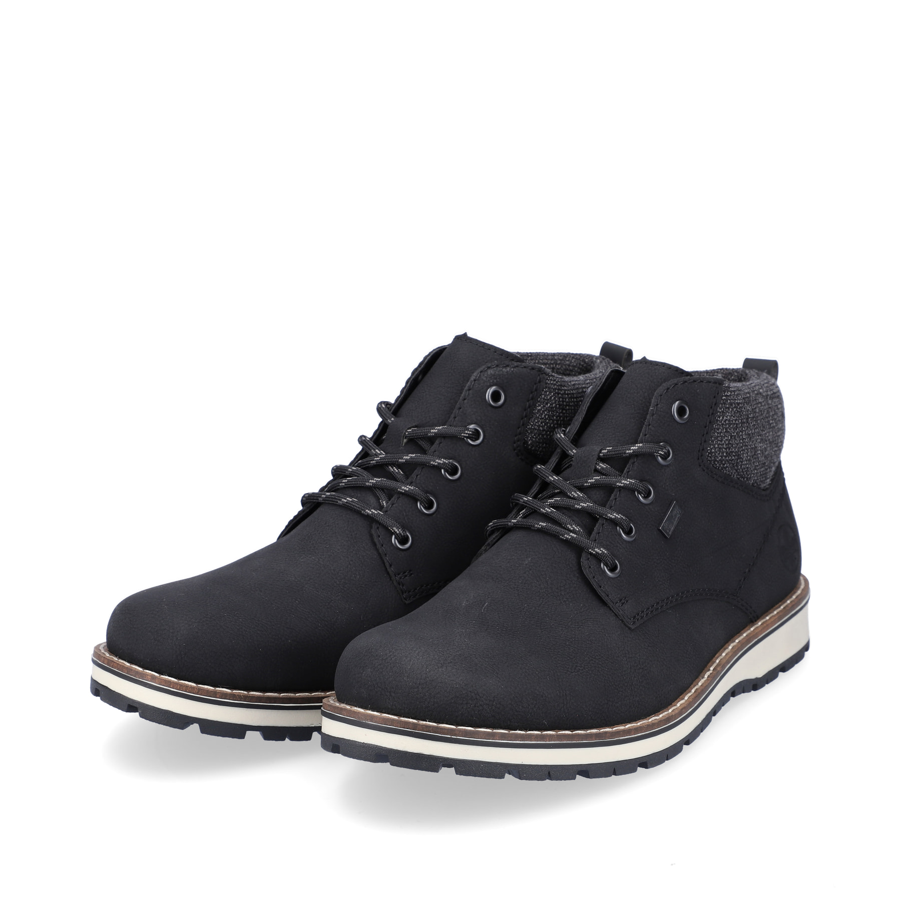 Schwarze Rieker Herren Schnürstiefel 38419-00 mit wasserabweisender TEX-Membran. Schuhpaar seitlich schräg.