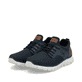 Blaue Rieker Herren Slipper B6652-14 mit einem Gummizug sowie Komfortweite G 1/2. Schuhpaar seitlich schräg.