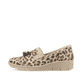 Beige Rieker Damen Loafer 53751-20 mit einem Gummizug sowie schmaler Passform E. Schuh Außenseite.