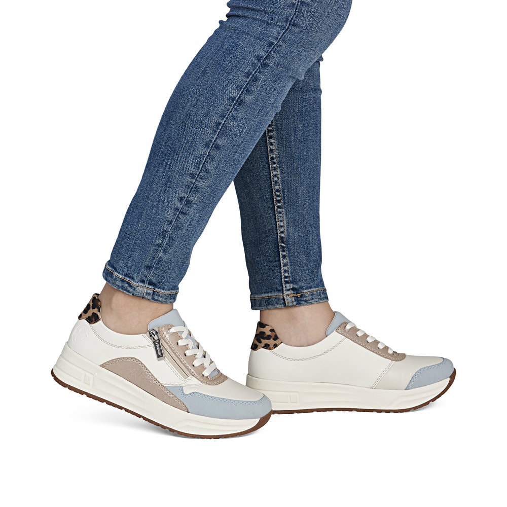 Mehrfarbige Rieker Damen Sneaker Low N8114-90 mit einem Reißverschluss. Schuh am Fuß.