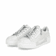 Silberne Rieker Damen Sneaker Low N4960-90 mit dekorativer Prägung. Schuhpaar seitlich schräg.