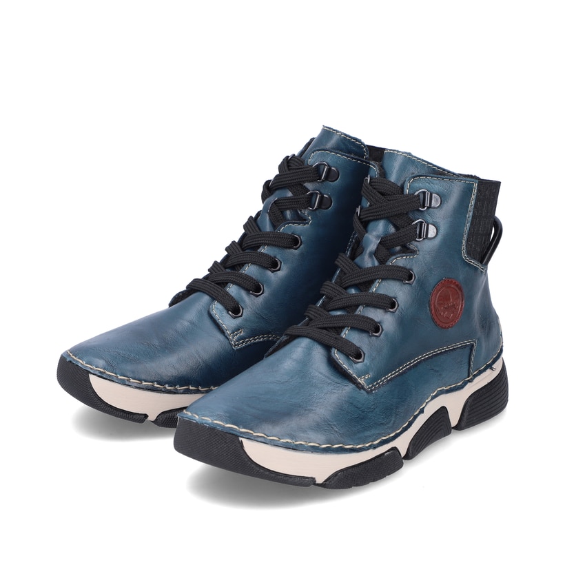 Blaue Rieker Damen Schnürstiefel 45943-12 mit rundem Logo sowie Reißverschluss. Schuhpaar seitlich schräg.