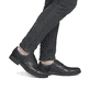 Chaussures à lacets Rieker noires pour hommes 13901-00 en cuir lisse. Chaussure au pied.