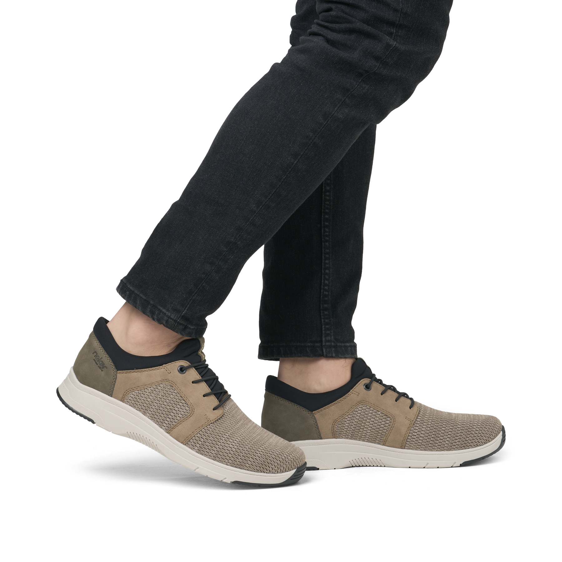 Beige Rieker Herren Slipper 19556-64 mit einem Gummizug sowie Komfortweite G 1/2. Schuh am Fuß.