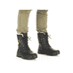 
Tiefschwarze Rieker Herren Schnürstiefel F5424-01 mit einer Flip-Grip Sohle mit Spikes. Schuh am Fuß