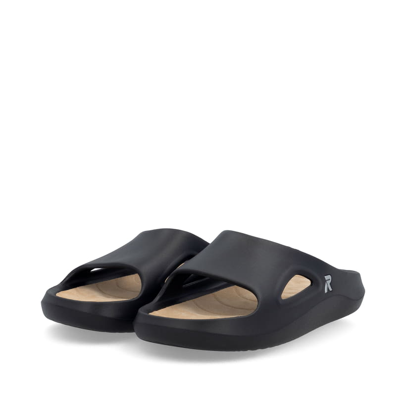 Mules Rieker noires homme U3350-00 avec semelle flexible et ultra légère. Chaussures inclinées sur le côté.
