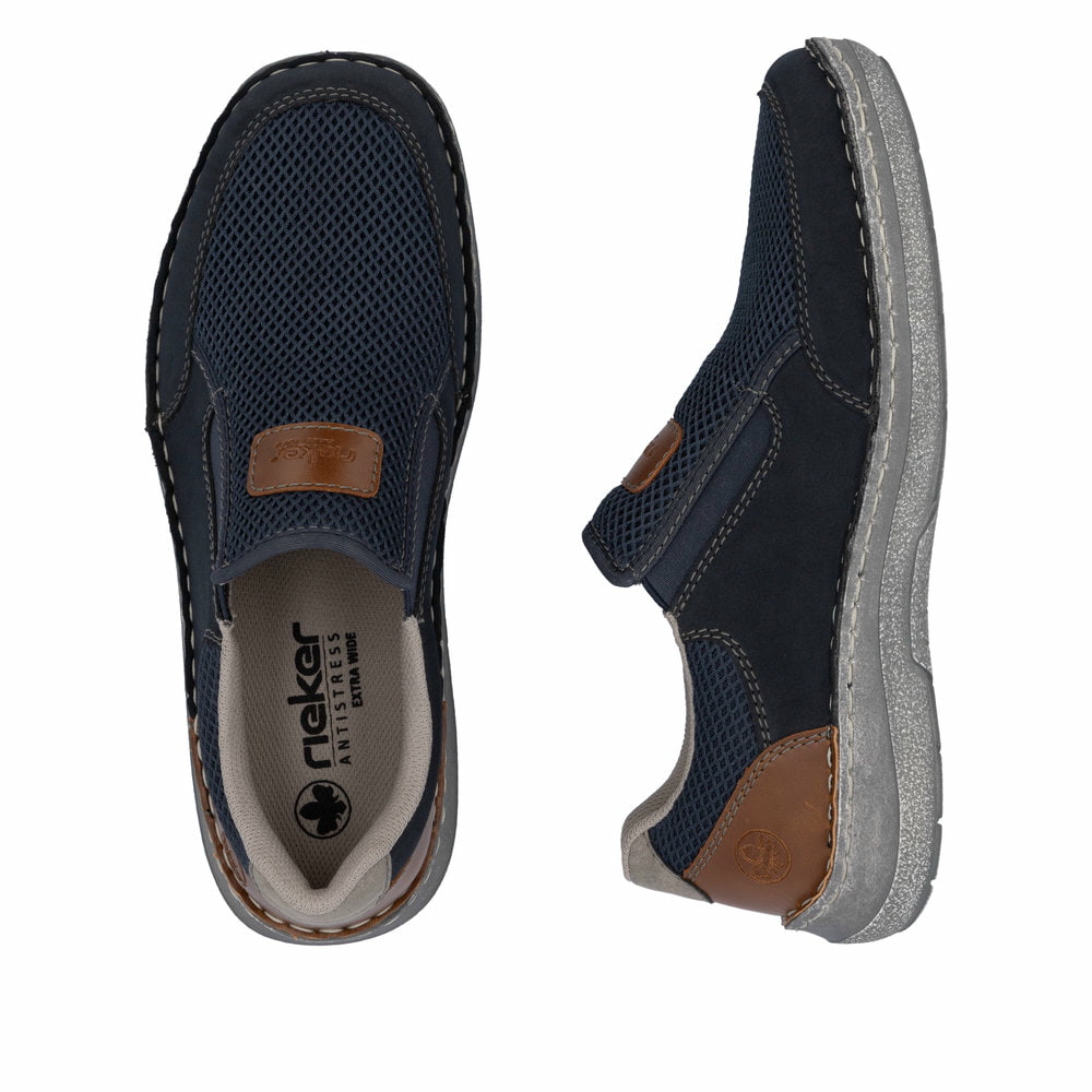 Blaue Rieker Herren Slipper 03053-14 mit einem Gummizug sowie der Extraweite H. Schuh von oben, liegend.
