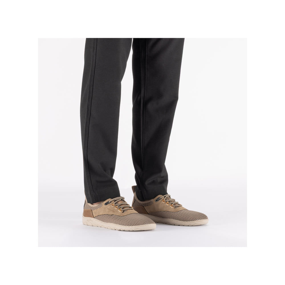 Beige Rieker Herren Slipper 08365-64, Barfußschuhe mit einem Gummizug. Schuh am Fuß.