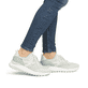 Weiße Rieker Damen Slipper W2503-52 mit einem Gummizug sowie flexibler Sohle. Schuh am Fuß.